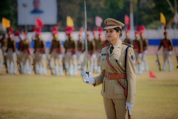 IPS Success Story: काम के साथ-साथ लुक्स के लिए मशहूर हैं ये आईपीएस IPS Success Story: काम के साथ-साथ लुक्स के लिए मशहूर हैं ये आईपीएस