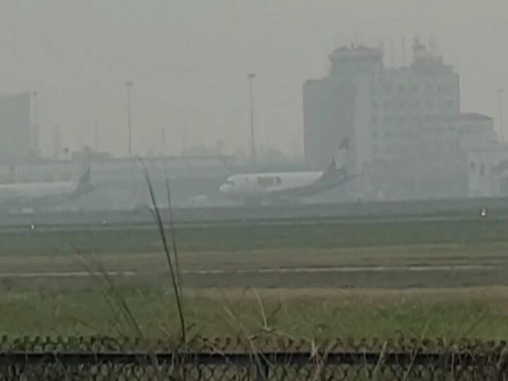 ঘন কুয়াশার কারণে বিমান ওঠানামাতেও সমস্যা হয়। দমদম বিমানবন্দর সূত্রে খবর, দৃশ্যমানতা ৫০ মিটারে নেমে যাওয়ার ফলে সাময়িক সমস্যা দেখা দেয়। সকালের দিকে বিশেষ ব্যবস্থার সাহায্যে বিমান ওঠানামা করে।
