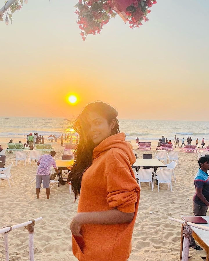 పొట్టి హుడీలో అదిరే లుక్స్ తో బాలీవుడ్ హీరోయిన్ల కనిపిస్తోంది దివి. -Image credit: Divi Vadthya/Instagram