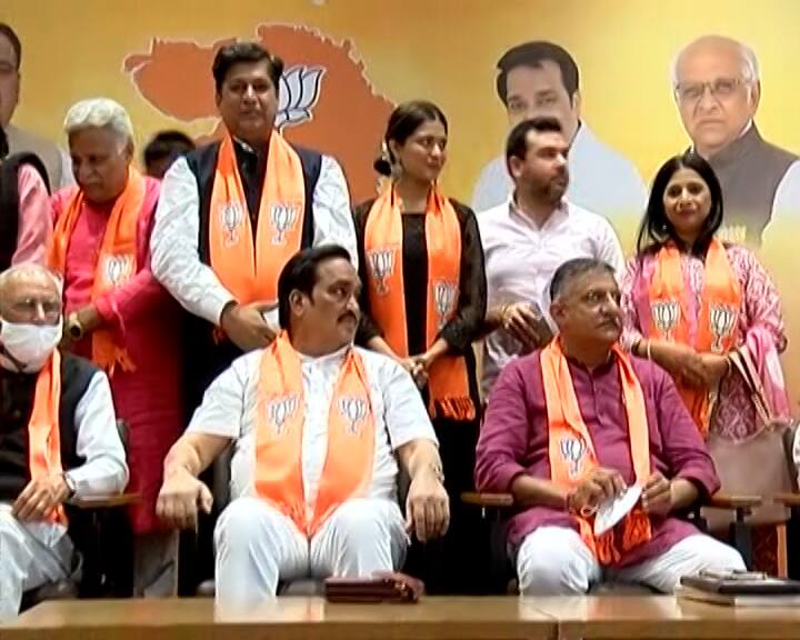 ગાંધીનગરઃ આજે કલા જગતના કલાકારો ભાજપમાં જોડાયા હતા. જેમાં ગુજરાતી એક્ટ્રેસ મમતા સોનીનો સમાવેશ થાય છે. ભાજપ પ્રમુખ સી.આર. પાટીલ, ગોરધન ઝડફિયાની હાજરીમાં કલાકારો ભાજપમાં જોડાયા હતા.