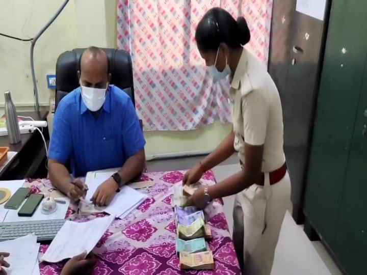 Local body elections | உரிய ஆவணம் இன்றி எடுத்து சென்ற 1.50 லட்சம் பறிமுதல் - பறக்கும் படை அதிகாரிகள் நடவடிக்கை