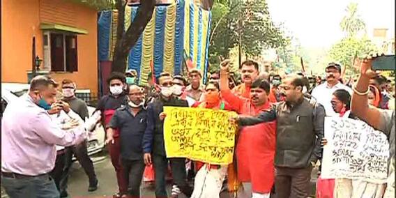Bidhannagar News: নির্বাচনী কার্যালয় ভাঙচুরের অভিযোগে বিজেপির বিক্ষোভ, পুলিশের সঙ্গে খণ্ডযুদ্ধ