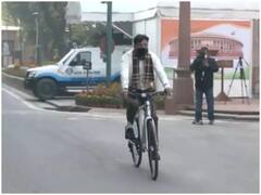 Minister On Bicycle: केंद्रीय स्वास्थ्य मंत्री मनसुख मांडविया साइकिल से संसद पहुंचे, लोगों ने दिया ये रिएक्शन