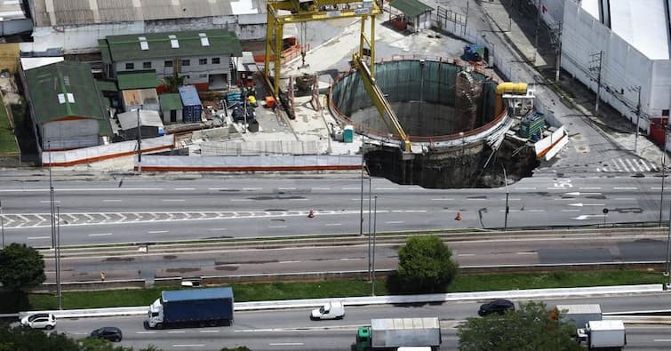 sao paulo expressway collapses near metro construction site Brazil Sao Paulo : खोदकामा दरम्यान दुर्घटना अन् मेट्रोच्या बोगद्यात पूर; बघता-बघता एक्स्प्रेसवे मेट्रो टनलवरच कोसळला