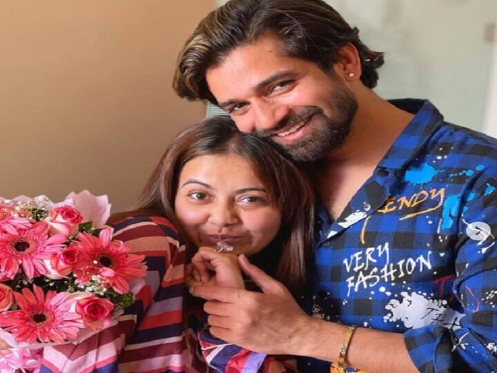 Devoleena Bhattacharjee Gets engaged with Boyfriend Vishal Singh Actres Flaunts Her Diamond Ring Bigg Boss 15 से बाहर आते ही Devoleena Bhattacharjee ने इस एक्टर से की सगाई,  शेयर की ये खूबसूरत तस्वीरें