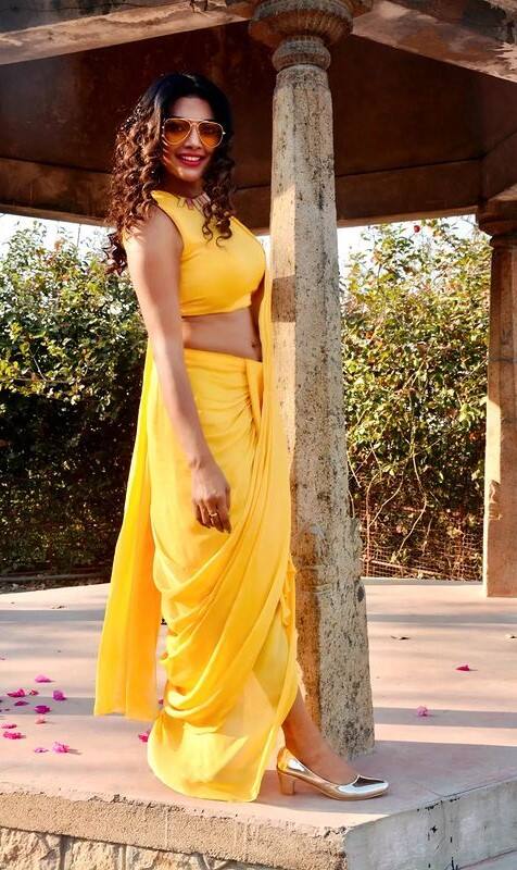 బిగ్ బాస్ బ్యూటీ లహరి శ్రీ లేటెస్ట్ స్టిల్స్.. హల్లో విత్ యెల్లో! - Image Credit: Lahari Shari/Instagram