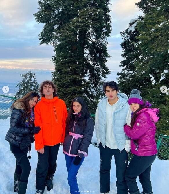 ভাই ইব্রাহিম আলি খান ও বন্ধুদের সঙ্গে কাশ্মীর বেড়াতে গিয়েছেন অভিনেত্রী সারা আলি খান। তাঁরা ভূস্বর্গের তুষারশুভ্র পরিবেশ উপভোগ করছেন। ছবি সৌজন্যে ইনস্টাগ্রাম/https://www.instagram.com/saraalikhan95/