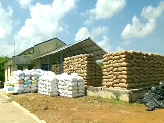 ஏக்கருக்கு 60 மூட்டைகளை மட்டுமே கொள்முதல் செய்யும் முறையால் விவசாயிகள் அவதி ஏக்கருக்கு 60 மூட்டைகளை மட்டுமே கொள்முதல் செய்யும் முறையால் விவசாயிகள் அவதி