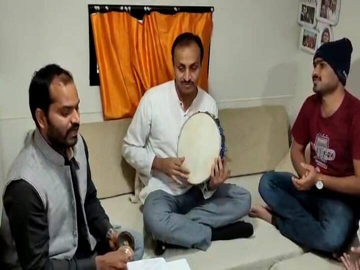 Professor Chetan Singh Solanki two lakh km Tour on Energy Swaraj Yatra गलेलठ्ठ पगाराची नोकरी सोडून अवलीया निघालाय दोन लाख किलोमीटरच्या प्रवासाला; जाणून घ्या काय आहे कारण