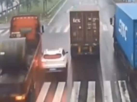 Watch: ओवरटेक के चक्कर में ट्रक से भिड़ी कार, फिर हुआ ऐसा हाल