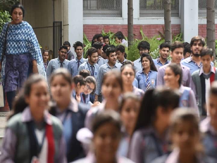 No parental approval for offline class now? Find out what the central government said in the new guideline .... શું હવે ઓફલાઈન વર્ગ માટે માતાપિતાની મંજૂરી લેવી નહીં પડે ? જાણો કેન્દ્ર સરકારે નવી ગાઈડલાઈનમાં શું કહ્યું....