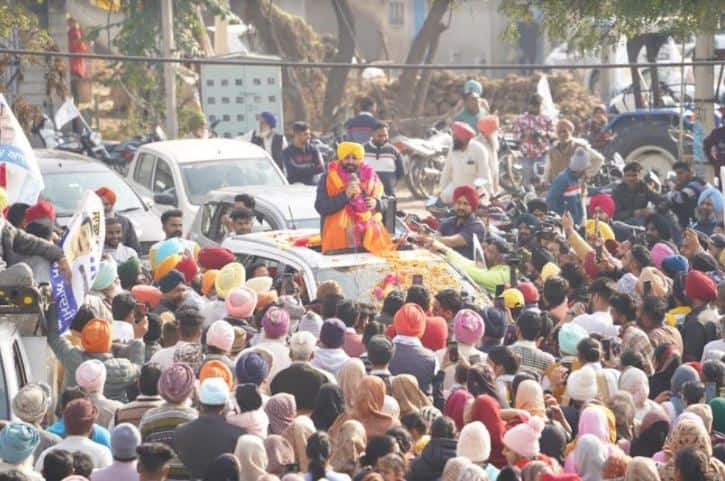 Bhagwant Mann’s door-to-door campaign in Dhuri, people welcomed him with garlands and showering flowers ਭਗਵੰਤ ਮਾਨ ਨੇ ਆਪਣੇ ਇਲਾਕੇ ਧੂਰੀ 'ਚ ਕੀਤਾ ਡੋਰ-ਟੂ-ਡੋਰ ਪ੍ਰਚਾਰ, ਘਰ-ਘਰ ਜਾ ਕੇ ਲੋਕਾਂ ਨਾਲ ਕੀਤੀ ਮੁਲਾਕਾਤ