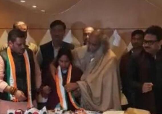 UP Election 2022: खुशी दुबे की बहन को जिताने के लिए कांग्रेस ने मांगी सपा-बसपा से मदद, बीजेपी ने दिया जवाब UP Election 2022: खुशी दुबे की बहन को जिताने के लिए कांग्रेस ने मांगी सपा-बसपा से मदद, बीजेपी ने दिया जवाब