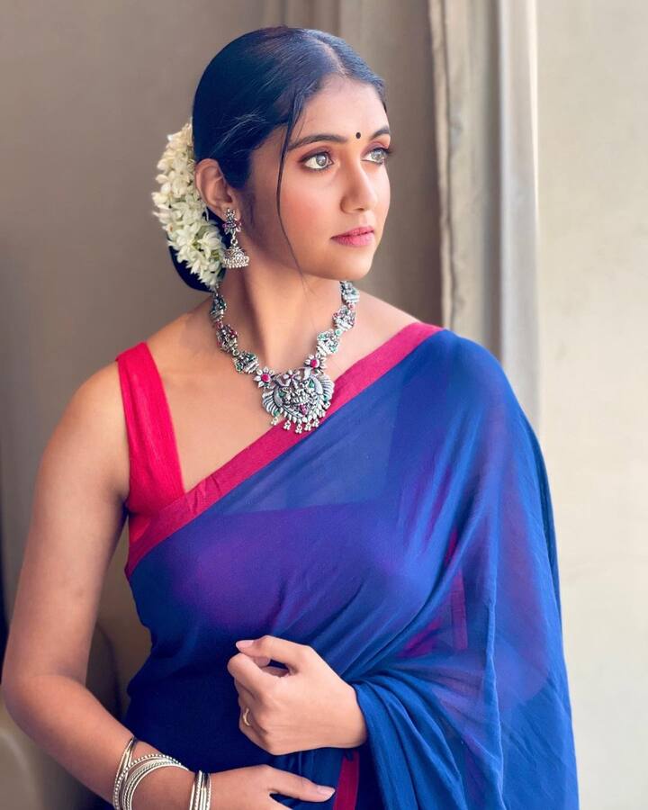 लूक अधिक खुलून यावा याकरिता रिंकूने गजरा माळला आहे. (all photo: RInku Rajguru/ig)