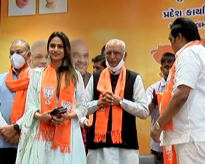 આ સિવાય એક્ટ્રેસ ભક્તિ કુબાવતે પણ કેસરિયો ધારણ કર્યો છે. ભક્તિ કૂબાવત મોડેલ અને એક્ટ્રેસ છે. ભક્તિએ લપેટ, બસ એક ચાન્સ, વિટામિન સી, એલા અઢી અક્ષર જેવી ગુજરાતી ફિલ્મોમાં કામ કર્યું છે.