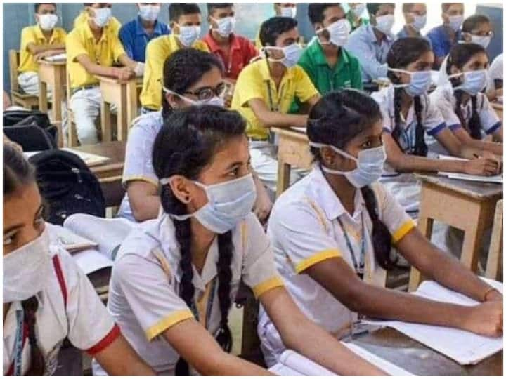 MP Schools re-opening online classes to continue despite opening of schools with 50% capacity government releases news guidelines know details MP School Re-opening: मध्य प्रदेश में 50% क्षमता के साथ स्कूल खुलने के बाद भी चलती रहेंगी ऑनलाइन क्लासेस, नई गाइडलाइंस जारी