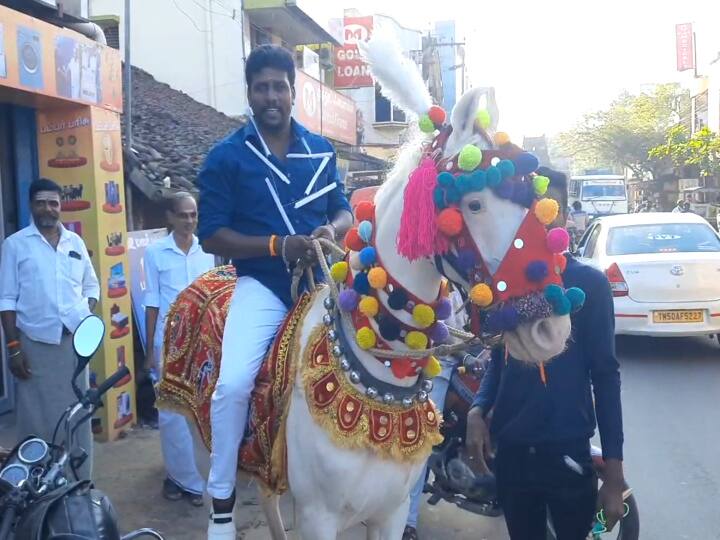 TN Urban Local Body Election 2022 Mayiladuthurai Independent Candidate grabs attention coming in horse filed nomination Urban Local Body Election: இதுதான் என் வார்டு பிரச்னைகள்... பேப்பரில் எழுதி மாலையாக அணிந்து குதிரையில் வந்த வேட்பாளர்!