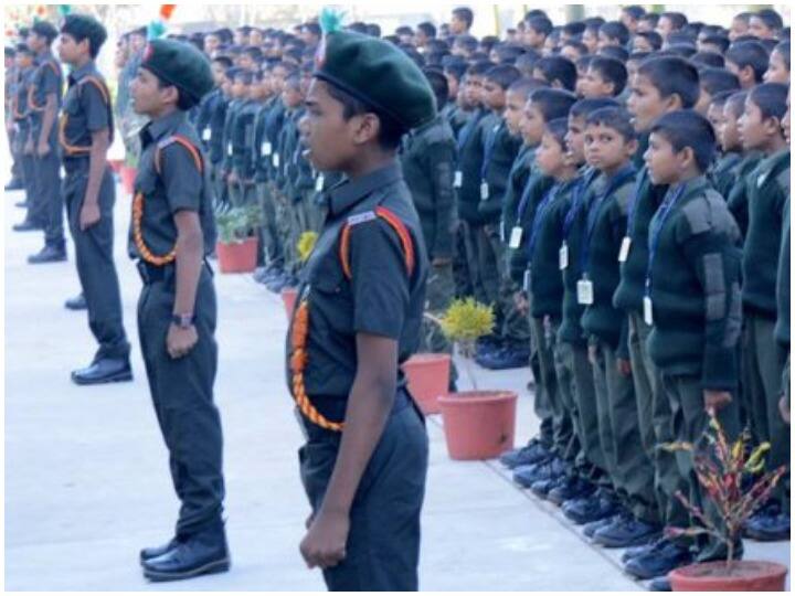 Sainik School in Prayagraj: प्रयागराज को जल्द मिलेगी सैनिक स्कूल की सौगात, संगम नगरी में जोरों पर चल रही हैं तैयारियां Sainik school in prayagraj to be set up soon all preparations are going on in high level informed education department officials Sainik School in Prayagraj: प्रयागराज को जल्द मिलेगी सैनिक स्कूल की सौगात, संगम नगरी में जोरों पर चल रही हैं तैयारियां