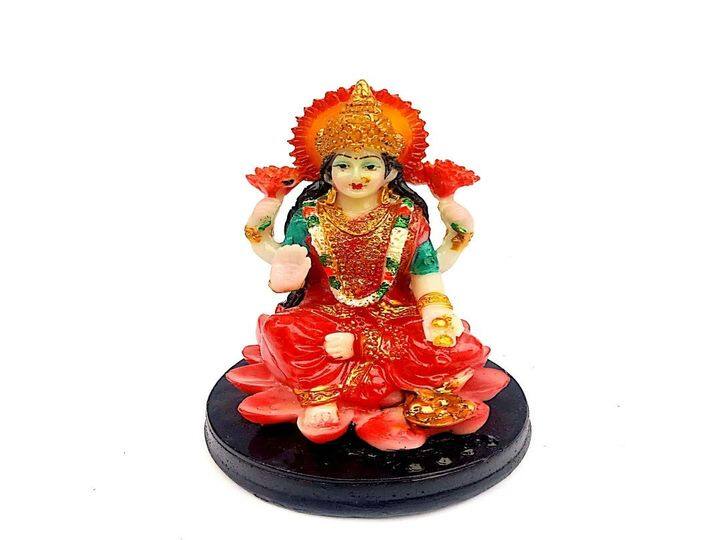 मान्यता है कि जिन घरों में नियमित रूप से मां लक्ष्मी की सुबह-शाम पूजा की जाती है. साथ ही भगवान विष्णु और शंख की पूजा होती है वहां लक्ष्मी जा का वास होता है.