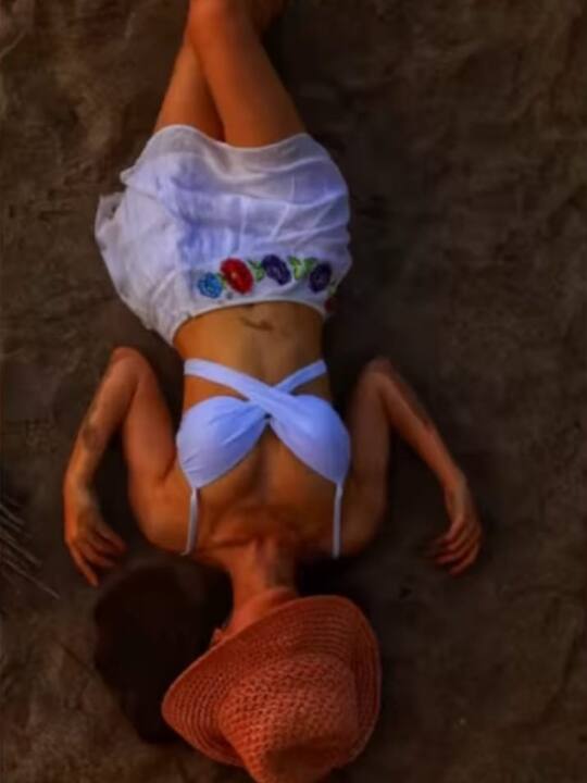 लेटेस्ट तस्वीर में एक्ट्रेस को आप रेत में लिपटे देख सकते हैं. उन्होंने व्हाइट क्रिस क्रॉप टॉप और मिनी स्कर्ट पहना हुआ है.