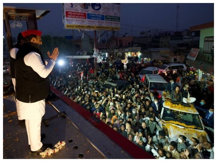 उत्तर प्रदेश विधानसभा चुनाव के लिए प्रचार करने पहुंचे कांग्रेस महासचिव प्रियंका गांधी वाद्रा और समाजवादी पार्टी के अध्यक्ष अखिलेश यादव का बृहस्पतिवार को बुलंदशहर में आमना-सामना हुआ. दोनों नेताओं का काफिला जब अमने-सामने से गुजरा तो उन्होंने अपने-अपने वाहनों से हाथ हिलाकर दुआ-सलाम किया.