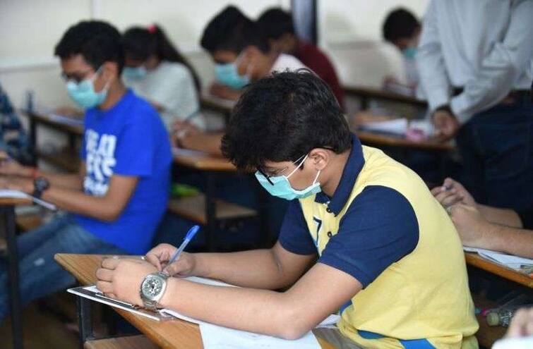 maharashtra ssc hsc exam 2022 exams will be conducted offline basis exam guidelines by maharashtra board SSC HSC Exam : दहावी, बारावीच्या विद्यार्थ्यांना पेपर लिहिण्यासाठी अर्धा तास अधिक वेळ, वाचा नियमावली
