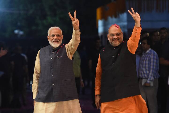 अमित शाह की पहली बार नरेंद्र मोदी से मुलाकात साल 1982 में आरएसएस के जरिए अहमदाबाद में हुई थी. उस वक्त  मोदी एक आरएसएस प्रचारक थे.  जो शहर में युवा गतिविधियों के प्रभारी के रूप में काम करते थे.