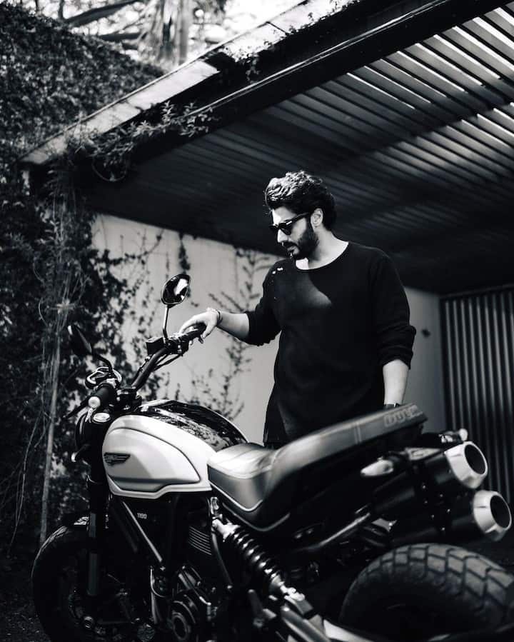 अर्जुननं घेतलेल्या Ducati Scrambler 1100 या बाईकची किंमत तेरा लाख रूपये आहे. या बाईकमध्ये 1079 सीसी, एयर-कूल्ड, ट्विन-सिलेंडर इंजन आहे. हे इंजन 84.48 बीएचपी मॅक्सिमम पावर आणि  88 एनएम पीक टार्क जनरेट करू शकते. बाईकमध्ये 6-स्पीड गियरबॉक्स देखील असते. (all photo: arjun kapoor/ig)