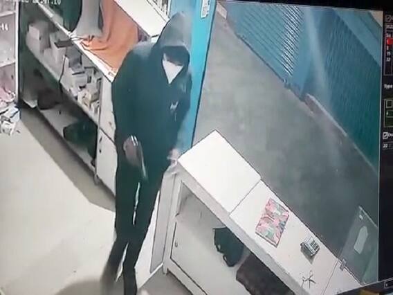 Bihar Crime: सीवान में लुटेरों ने अस्पताल को किया टारगेट, हथियार लेकर घुसे अंदर, मरीजों को पीटा, फिर... Bihar Crime: सीवान में लुटेरों ने अस्पताल को किया टारगेट, हथियार लेकर घुसे अंदर, मरीजों को पीटा, फिर...