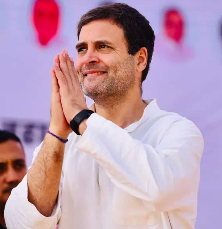 ਰਾਹੁਲ ਨੇ ਆਪਣੀ ਸ਼ੁਰੂਆਤੀ ਸਿੱਖਿਆ ਦਿੱਲੀ ਦੇ ਸੇਂਟ ਕੋਲੰਬਸ ਸਕੂਲ ਤੋਂ ਕੀਤੀ, ਫਿਰ ਉਸ ਨੇ 1981 ਤੋਂ 1983 ਤੱਕ ਉੱਤਰਾਖੰਡ ਦੇ ਦੇਹਰਾਦੂਨ ਦੇ ਦੂਨ ਸਕੂਲ ਤੋਂ ਪੜ੍ਹਾਈ ਕੀਤੀ। ਇਸ ਦੌਰਾਨ ਉਨ੍ਹਾਂ ਦੇ ਪਿਤਾ ਰਾਜਨੀਤੀ ਵਿੱਚ ਸ਼ਾਮਲ ਹੋ ਗਏ ਤੇ 31 ਅਕਤੂਬਰ 1984 ਨੂੰ ਇੰਦਰਾ ਗਾਂਧੀ ਦੀ ਹੱਤਿਆ ਤੋਂ ਬਾਅਦ ਪ੍ਰਧਾਨ ਮੰਤਰੀ ਬਣੇ।