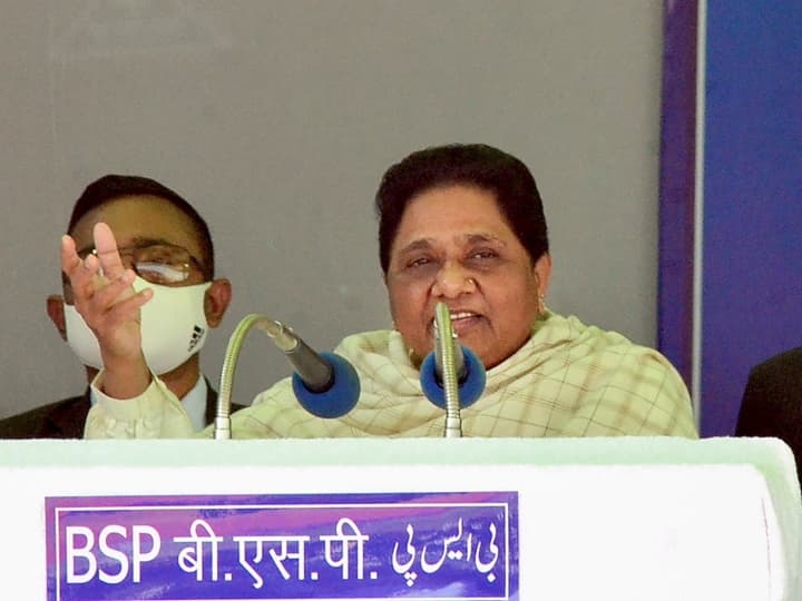 BSP supremo Mayawati attacked on BJP government and Akhilesh Yadav, said in the name of religion an atmosphere of tension, hatred being created ANN UP Election 2022: गाजियाबाद में मायावती की रैली, BJP-SP पर जमकर बरसीं, जानें क्या कुछ कहा?