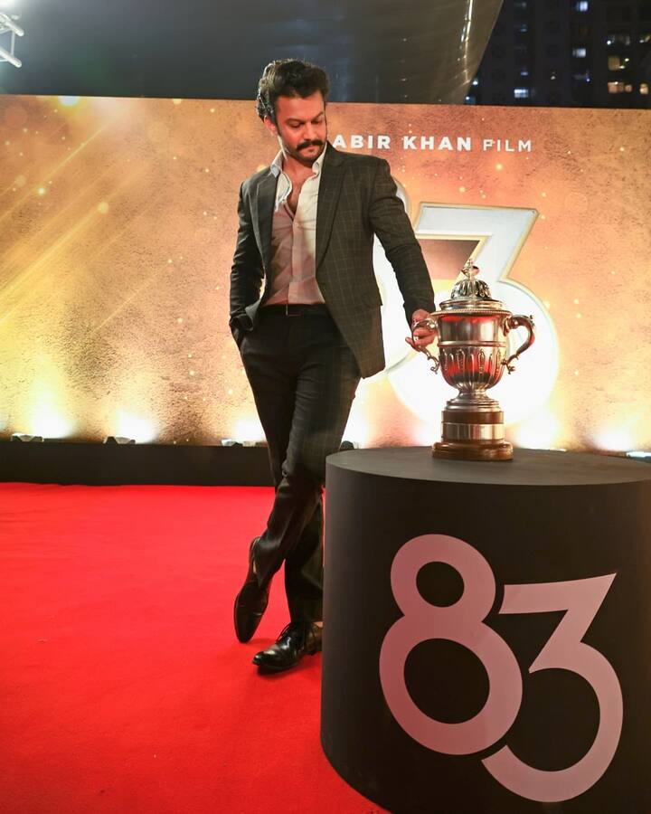 रिपोर्टसनुसार, काही दिवसांपूर्वी सोशल मिडीयावर आदिनाथचा बॉलिवूड दिग्दर्शक रोहन सिप्पीबरोबर (Rohan Sippy) फोटो दिसला. या फोटोने चाहत्यांची उत्सुकता मात्र जास्तच वाढवली आहे.