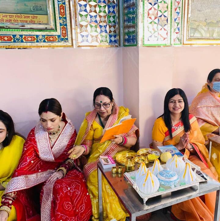 अंकिता लोखंडे ने पति और ससुराल वालों के संग जैन मंदिर में पूजा की. इस मौके पर नई-नवेली दुल्हनियां लाल साड़ी में बेहद खूबसूरत लगीं.