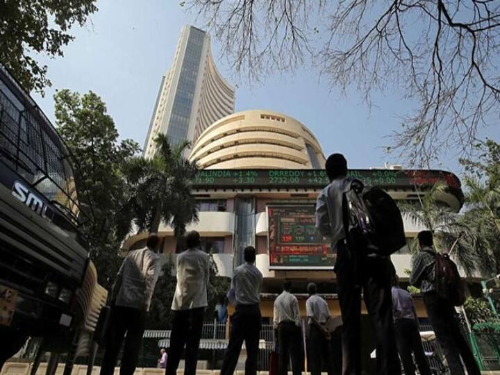 Closing Bell Share Market Nifty ends near 16800 Sensex gains over 300 pts led by power metal oil gas stocks Share Market: रशिया-युक्रेन युद्धाचा परिणाम कायम; शेअर बाजार सकाळी घसरला, दुपारी सावरला, Sensex 388 अंकांनी वधारला