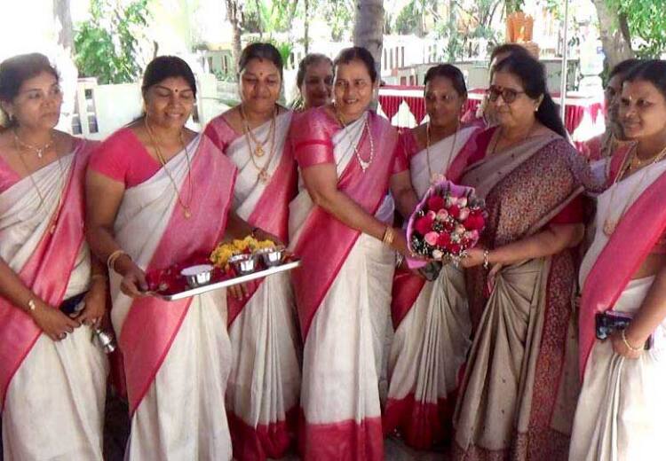 Female Police in Tamil Nadu conduct reunion party among friends in Coimbatore 25 ஆண்டுகளுக்குப் பிறகு தோழிகளுடன் சந்திப்பு.. மகிழ்ச்சியில் திளைத்த 130 பெண் போலீசார்!