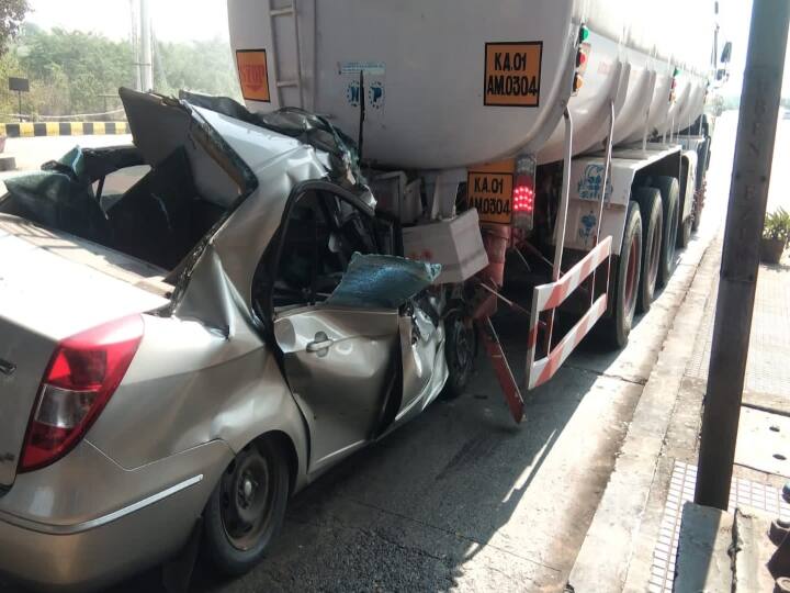 Karnataka: cctv footage Car ramming into truck at toll gate near chitradurga creates huge shock in twitter Watch Video: சீறிப்பாய்ந்து வந்து லாரிக்கு அடியில் புகுந்த கார்... 3 பேர் பலி - பதைப்பதைக்க வைக்கும் வீடியோ!