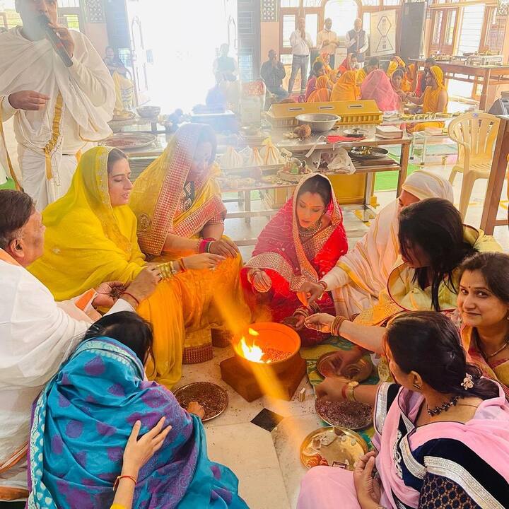 इस मौके पर एक तरह जहां अंकिता लोकंडे का पारंपरिक अंदाज देखने को मिला. तो वहीं उनके पति विक्की जैन भी पूजा में धोती और टी-शर्ट पहने हुए नजर आए.