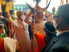 Raipur News: छत्तीसगढ़ में राहुल गांधी का आदिवासी परम्परा से स्वागत, पहनाई गई बाइसन मुकुट, क्या है इसकी खासियत?