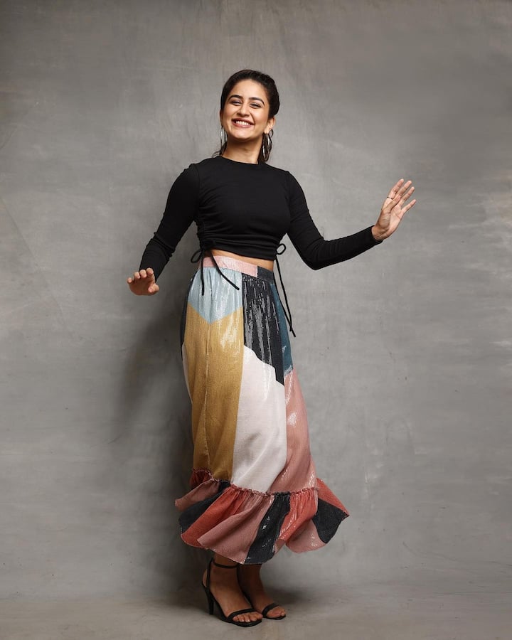सोशल मीडियावर सक्रिय असलेली वैदेही नेहमीच तिचे वेगवेगळे लूक चाहत्यांपर्यंत पोहचवत असते.