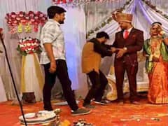 Watch: दुल्हन के सामने ही दोस्तों ने कर दी दूल्हे की भारी बेइज्जती, सोशल मीडिया पर वायरल हुआ वीडियो