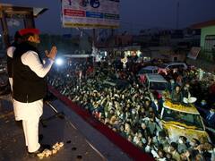 WATCH: जब सामने आए प्रियंका-अखिलेश और जयंत, नजरें मिलीं और फिर जो हुआ वो आप खुद देखिए