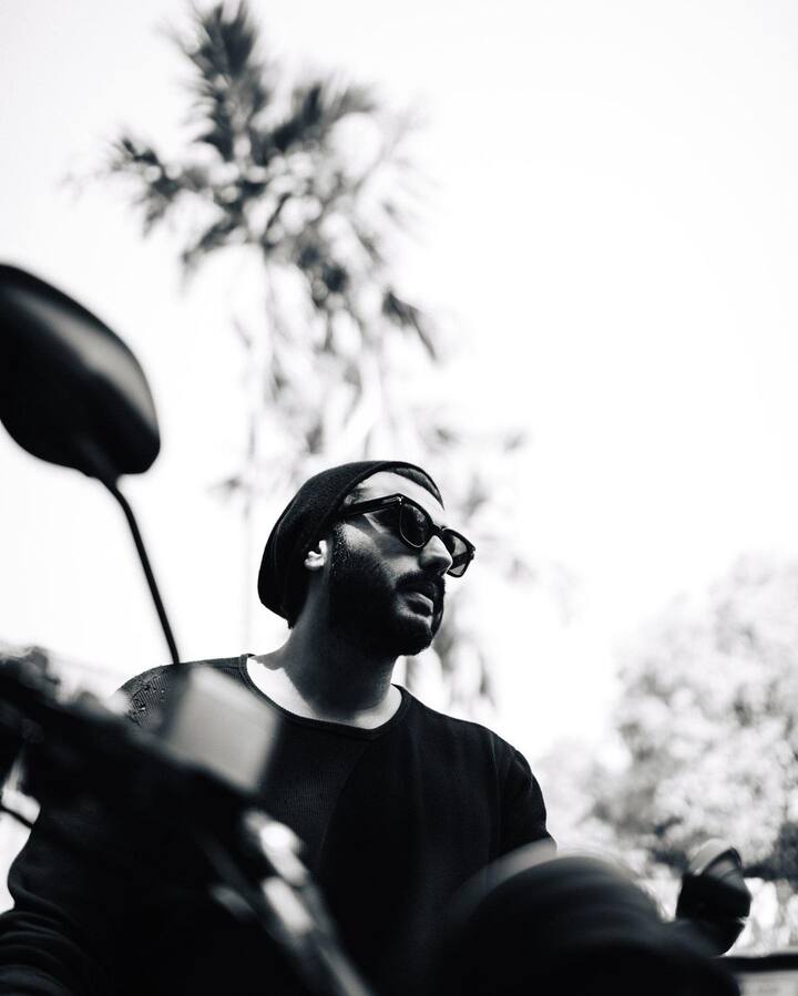 बॉलिवूडमधील प्रसिद्ध अभिनेता अर्जुन कपूरच्या (Arjun Kapoor) चित्रपटांना त्याच्या चाहत्यांची पसंती मिळते. अर्जुन सोशल मीडियावर देखील अॅक्टिव्ह असतो.