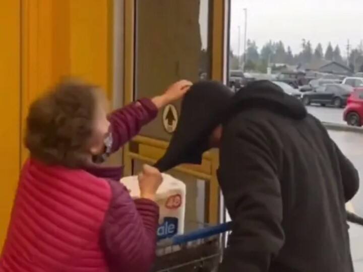 73-year-old grandmother stops shoplifter at Walmart store in Canada వీడియో: ఈ బామ్మతో పెట్టుకుంటే దబిడి దిబిడే.. దొంగని అడ్డుకున్న 73 ఏళ్ల వృద్ధురాలు