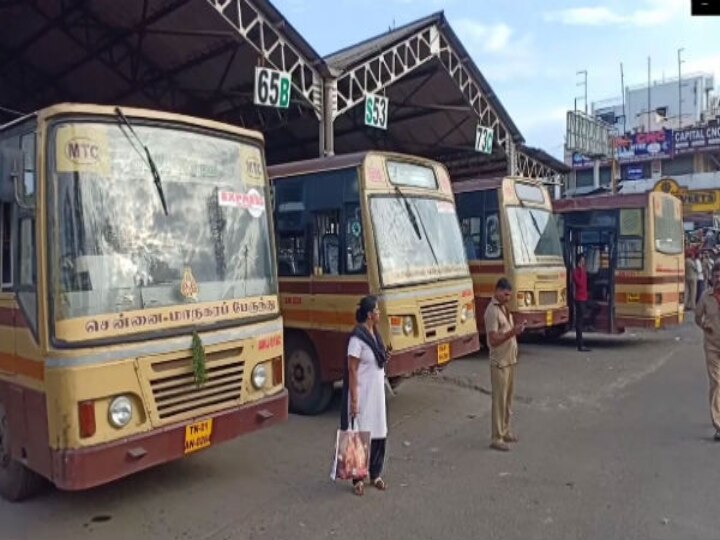 பெண் பயணியை பேருந்தில் இருந்து கீழே தள்ளவிட்ட டிரைவர்..! சாலைமறியலில் ஈடுபட்ட பயணிகள்...! நடந்தது என்ன?