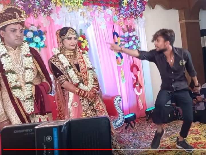 boy dancing on taaro ka chamakta chehra ho on jaimala stage bride groom gets shocked watch wedding funny video Watch: जयमाला की स्टेज पर अचानक पहुंचा शख्स और करने लगा ऐसी हरकतें, दूल्हा-दुल्हन रह गए हक्के-बक्के
