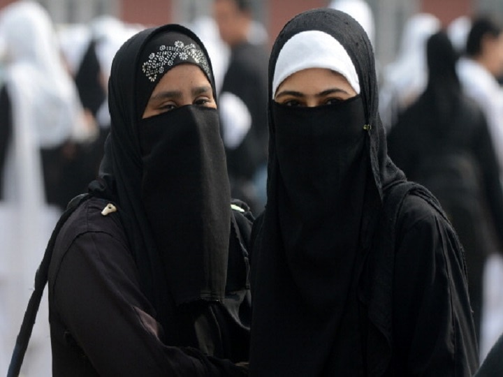 Karnataka Hijab Row |விருப்பங்களுக்கு இடமில்லை; அரசியலமைப்புப்படியே நடப்போம்: ஹிஜாப் விவகாரத்தில் கர்நாடக உயர் நீதிமன்றம் கருத்து