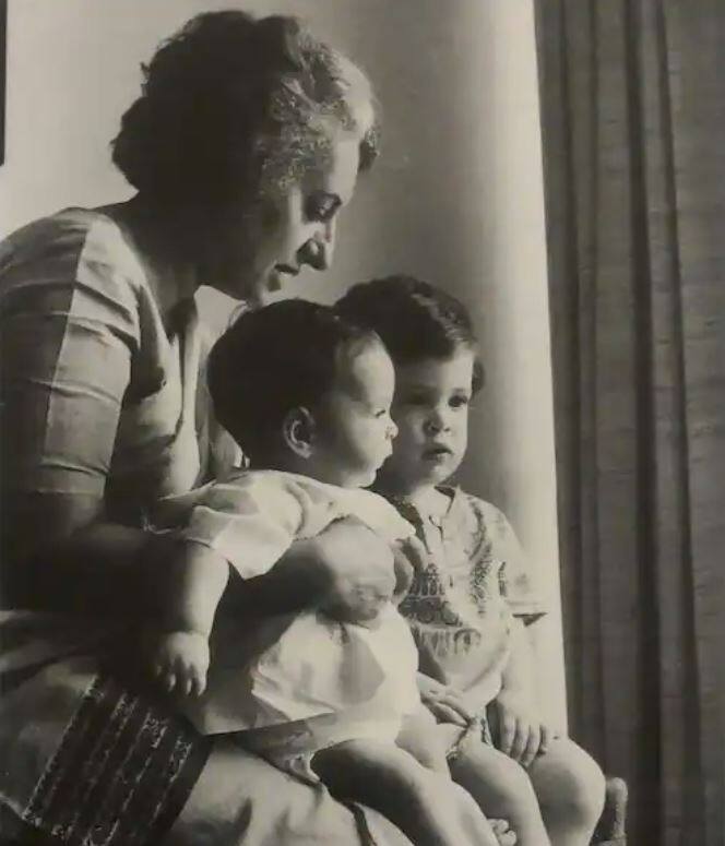 ਰਾਹੁਲ ਗਾਂਧੀ ਨੇ ਆਪਣੀ ਗ੍ਰੈਜੂਏਸ਼ਨ ਲਈ ਸਾਲ 1989 ਵਿੱਚ ਦਿੱਲੀ ਦੇ ਸੇਂਟ ਸਟੀਫਨ ਕਾਲਜ ਵਿੱਚ ਦਾਖਲਾ ਲਿਆ ਸੀ ਪਰ ਪਹਿਲੇ ਸਾਲ ਦੀ ਪ੍ਰੀਖਿਆ ਦੇਣ ਤੋਂ ਬਾਅਦ ਸੁਰੱਖਿਆ ਕਾਰਨਾਂ ਕਰਕੇ ਉਹ ਹਾਰਵਰਡ ਯੂਨੀਵਰਸਿਟੀ ਚਲੇ ਗਏ।