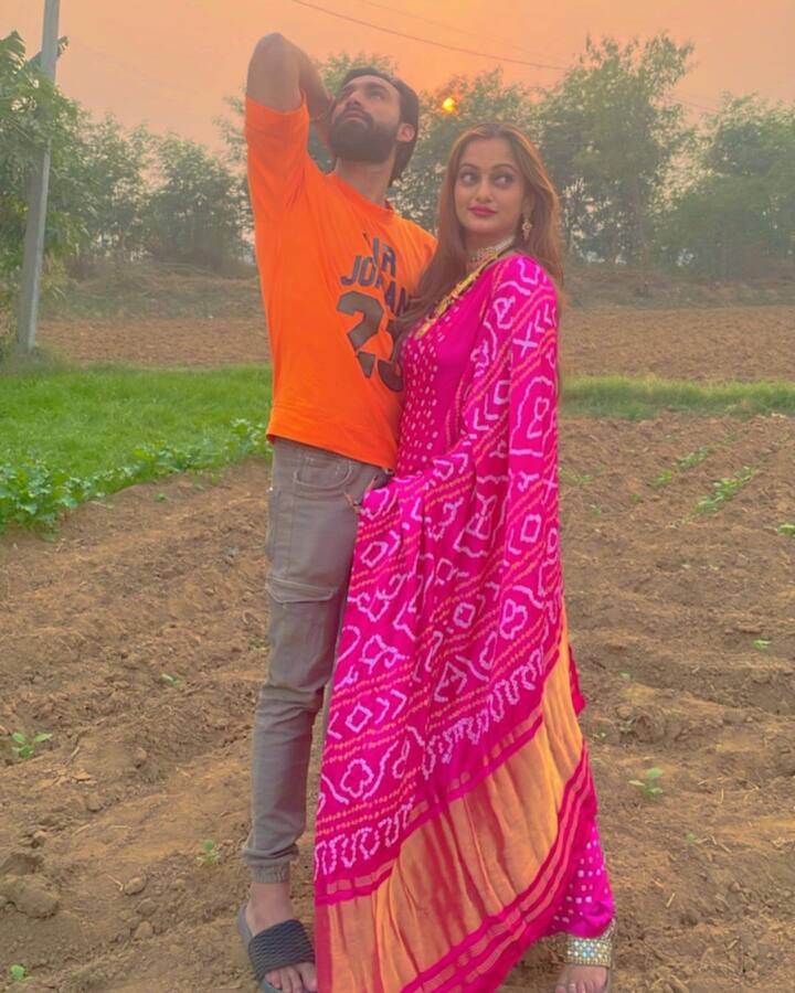 मानसी नाईकने अलिकडेच प्रियकर प्रदीप खरेरासोबत लग्नगाठ बांधली आहे. प्रदीप खरेरा हा एक बॉक्सर असून एक मॉडलदेखील आहे.