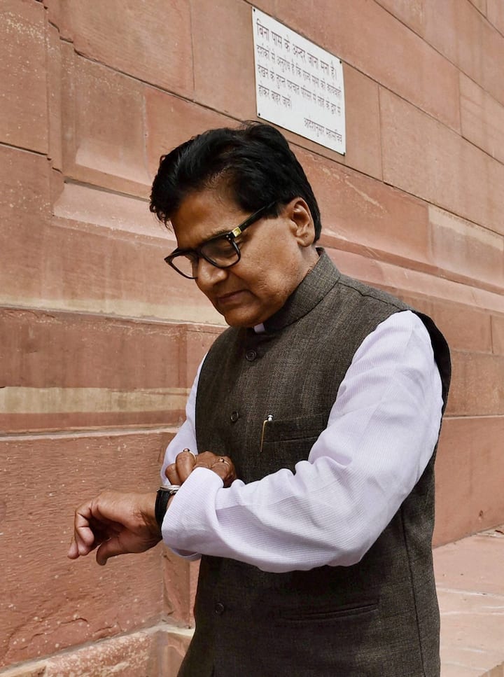 रामगोपाल यादव देश के वरिष्ठ राजनेता हैं. वह सालों से समाजवादी पार्टी के राज्यसभा सांसद हैं. इतने सालों के राजनीतिक करियर में राम गोपाल यादव कभी किसी मंत्री पद पर नहीं रहे हैं. वह स्वयं राजनीति में आना भी नहीं चाहते थे.