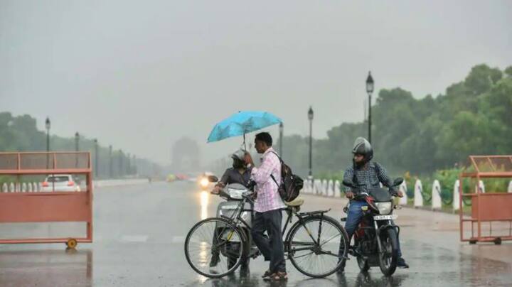 मौसम विभाग के मुताबिक, दिल्ली में आज दिन के वक्त घने बादल छाए रहेंगे. हल्की से मध्यम बारिश देखने को मिलेगी साथ ही 30 से 40 किलोमीटर की रफ्तार से हवाएं चलेंगी.